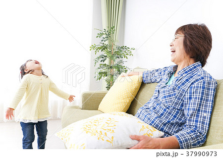 おばあちゃんと遊ぶ子ども おばあちゃんと遊ぶ子ども 37990973