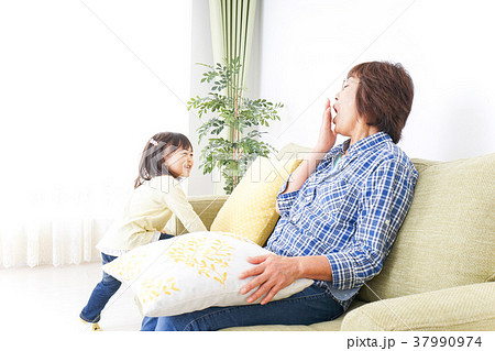 おばあちゃんと遊ぶ子ども おばあちゃんと遊ぶ子ども 37990974