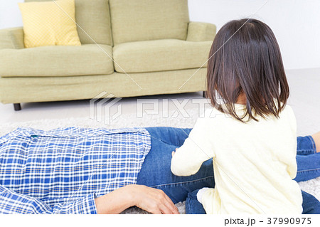 おばあちゃんと遊ぶ子ども 37990975
