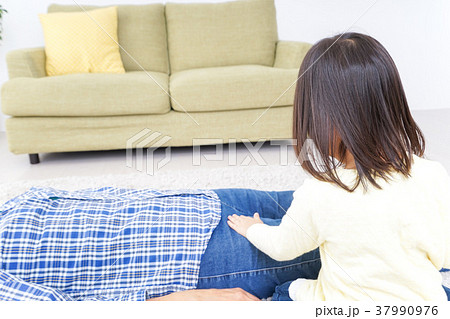 おばあちゃんと遊ぶ子ども 37990976