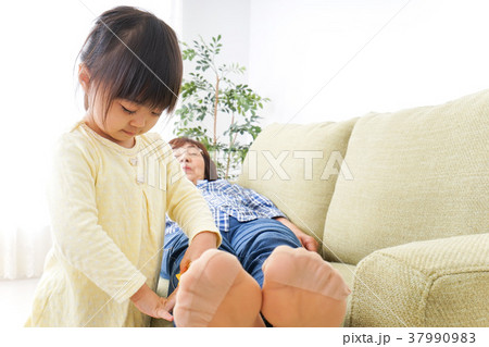 おばあちゃんと遊ぶ子ども 37990983