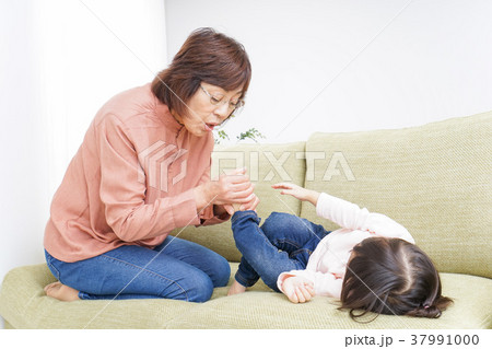 おばあちゃんと遊ぶ子ども おばあちゃんと遊ぶ子ども 37991000