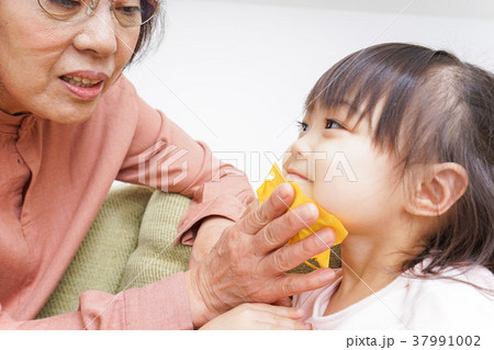 おばあちゃんと遊ぶ子ども おばあちゃんと遊ぶ子ども 37991002