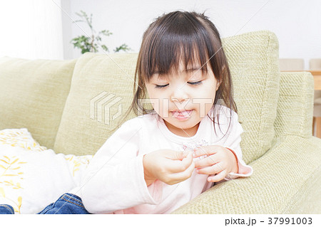 おばあちゃんと遊ぶ子ども おばあちゃんと遊ぶ子ども 37991003