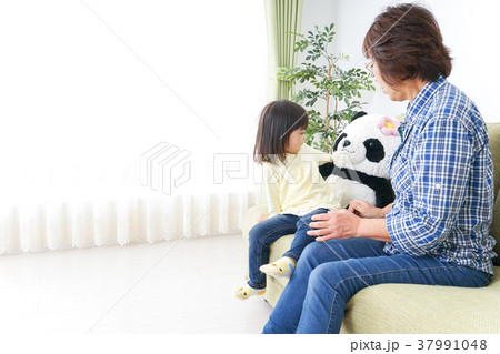 おばあちゃんと遊ぶ子ども おばあちゃんと遊ぶ子ども 37991048