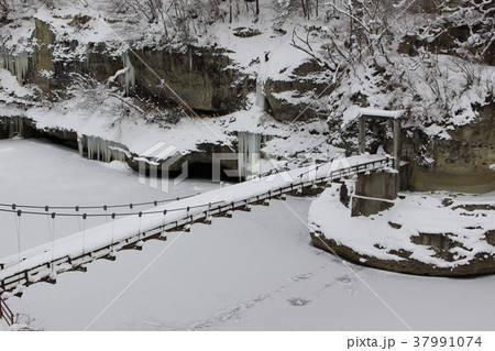 「塔の岪（へつり）」雪化粧 37991074