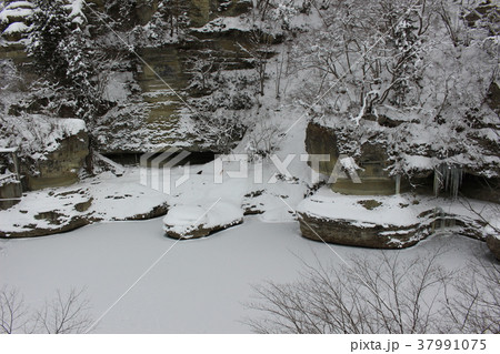 「塔の岪（へつり）」雪化粧 37991075