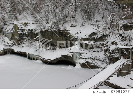 「塔の岪（へつり）」雪化粧 37991077