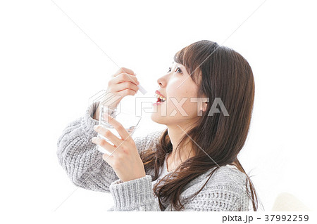 粉薬を服用する女性 粉薬を服用する女性 37992259