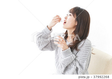 粉薬を服用する女性 37992268
