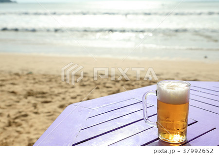 ビーチサイドで飲む生ビール 37992652