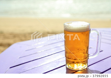 ビーチサイドで飲む生ビール ビーチサイドで飲む生ビール 37992655
