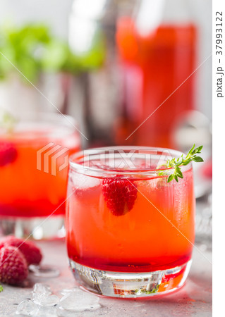 Cold raspberry lemonade 37993122