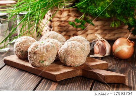 Raw meatballs rolled in a crispy bun Raw meatballs rolled in a crispy bun 37993754