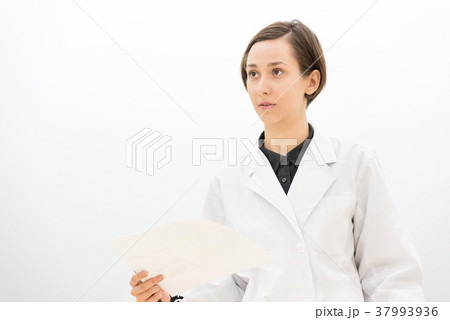 講義をする白衣の女性 37993936