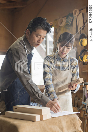 家具職人　師弟イメージ 37994609