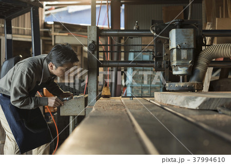 家具職人　木材の旋盤加工 37994610