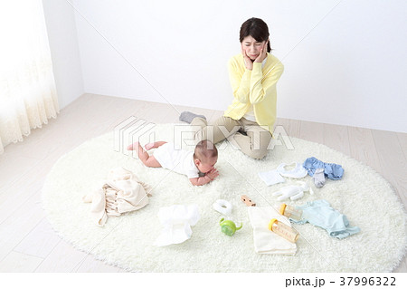 赤ちゃんとベビーグッズを前にして困る母親 37996322