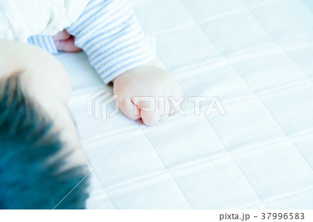 赤ちゃん、赤ん坊、あかちゃん、ベイビー、ベビー、子供、人物、日本人 赤ちゃん、赤ん坊、あかちゃん、ベイビー、ベビー、子供、人物、日本人 37996583