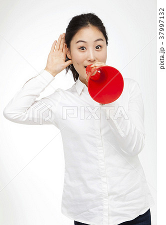 拡声器 にぎる 美女 37997132