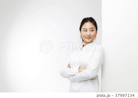 若い女性 腕組み 腕組 37997134