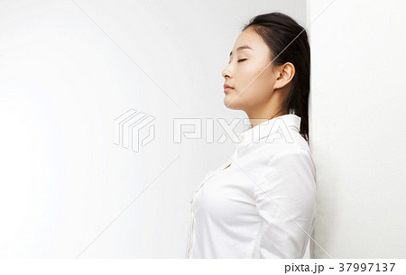 若い女性 シャツ 白い背景 37997137