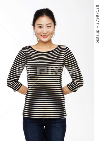 若い女性 傍観 後ろ手 37997138