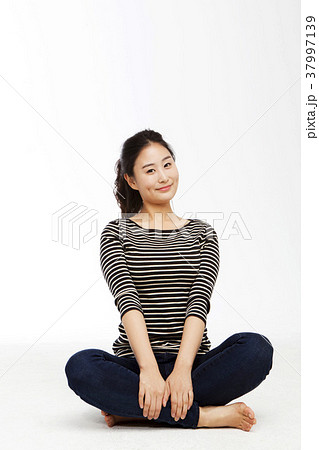 若い女性 笑顔 微笑 37997139