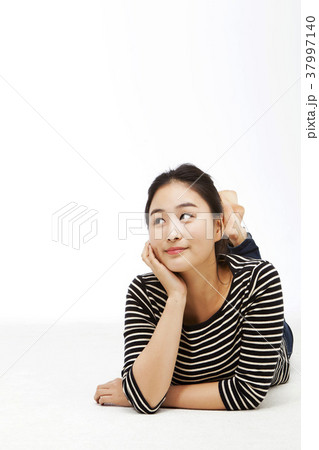若い女性 横になる 笑顔 37997140