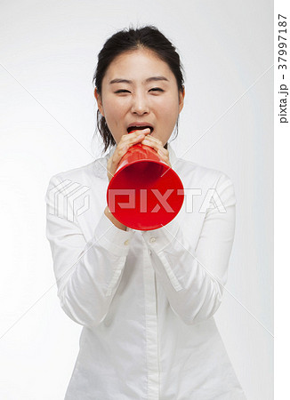 拡声器 叫ぶ 女性 37997187