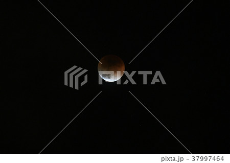 青い帯・皆既月食（スーパーブルーブラッドムーン）＝1月31日、関連キーワード　皆既月食連続写真 37997464