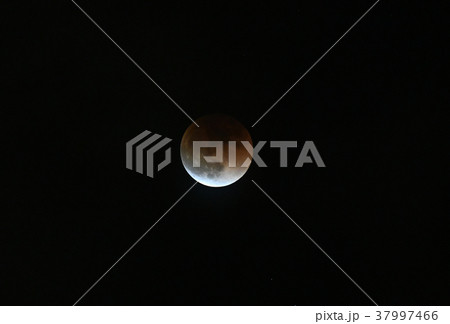 青い帯・皆既月食（スーパーブルーブラッドムーン）＝1月31日、関連キーワード　皆既月食連続写真 37997466