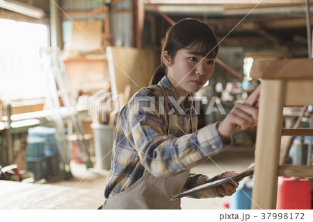 家具職人 若い女性の写真素材