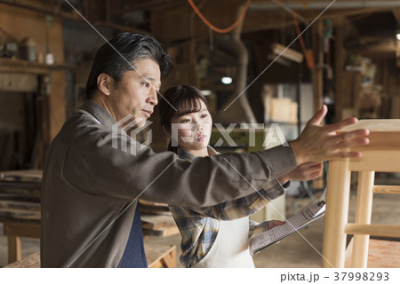 家具職人　師弟イメージ　ワークショップ 37998293