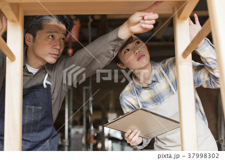 家具職人　師弟イメージ　ワークショップ 37998302