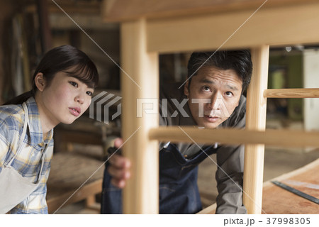 家具職人　師弟イメージ　ワークショップ 37998305