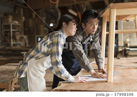 家具職人　師弟イメージ　ワークショップ 37998306