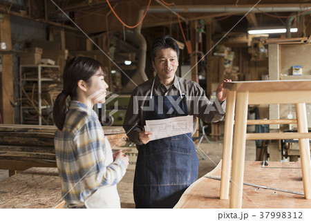 家具職人　師弟イメージ　ワークショップ 37998312