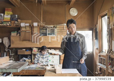 家具職人　師弟イメージ　ワークショップ 37998539