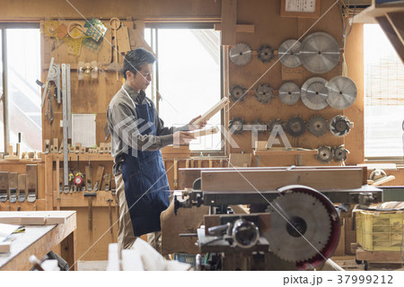 家具職人　熟練工 37999212