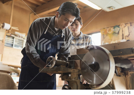 家具職人　師弟イメージ　ワークショップ 37999238