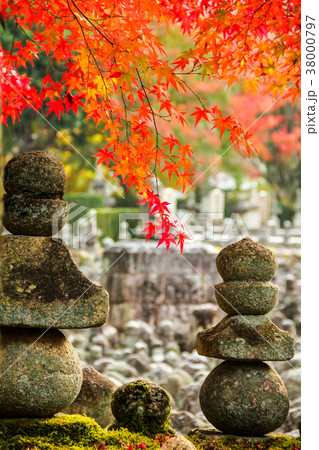 紅葉、化野念仏寺の五輪塔 紅葉、化野念仏寺の五輪塔 38000797