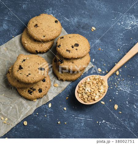 Oatmeal cookies with raisins 38002751