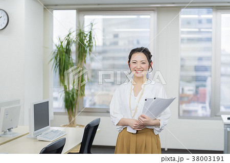 ビジネスウーマン、オフィス、資料 ビジネスウーマン、オフィス、資料 38003191
