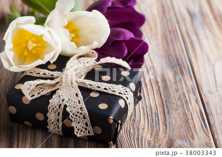 White tulip flowers and craft gifts 38003343