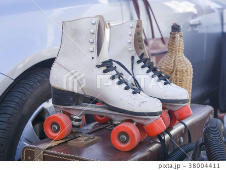 Old white women's roller skate 38004411