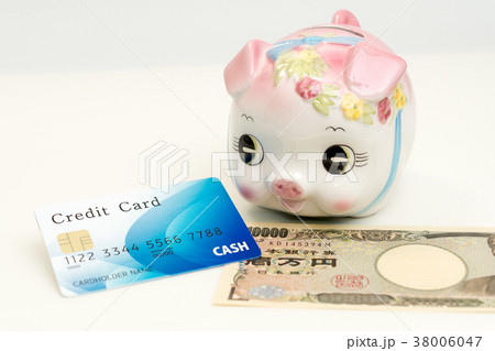 キャッシュカードと支払いイメージ（貯金箱と現金） 38006047