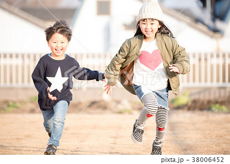 笑顔で走る子供 笑顔で走る子供 38006452