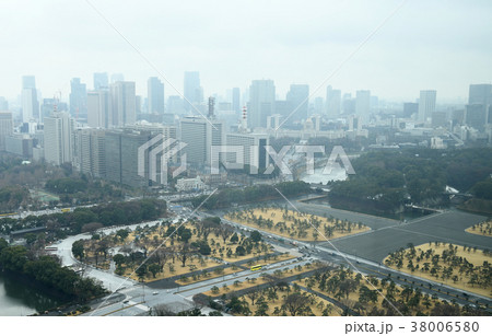 日本の東京都市景観・どんよりとした空、霞む官庁街や国会議事堂などを望む 38006580