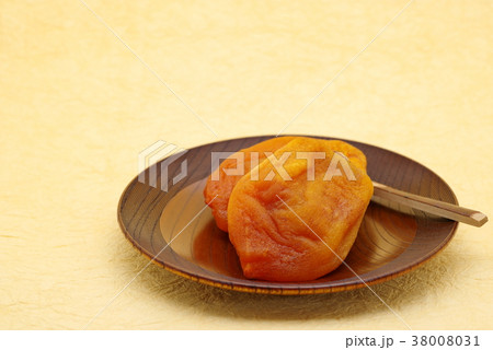 あんぽ柿 干し柿 木製菓子皿に盛り付け 黄色い和紙の背景 g 横から 右下 あんぽ柿 干し柿 木製菓子皿に盛り付け 黄色い和紙の背景 g 横から 右下 38008031